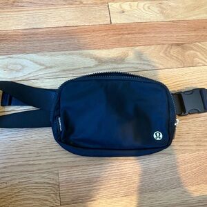 lululemon athletica everywhere belt bag in black